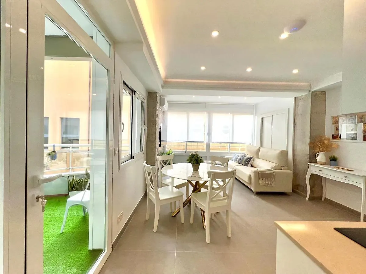 Malagueta Beach III & Terrace By Ele Apartments مالقة
