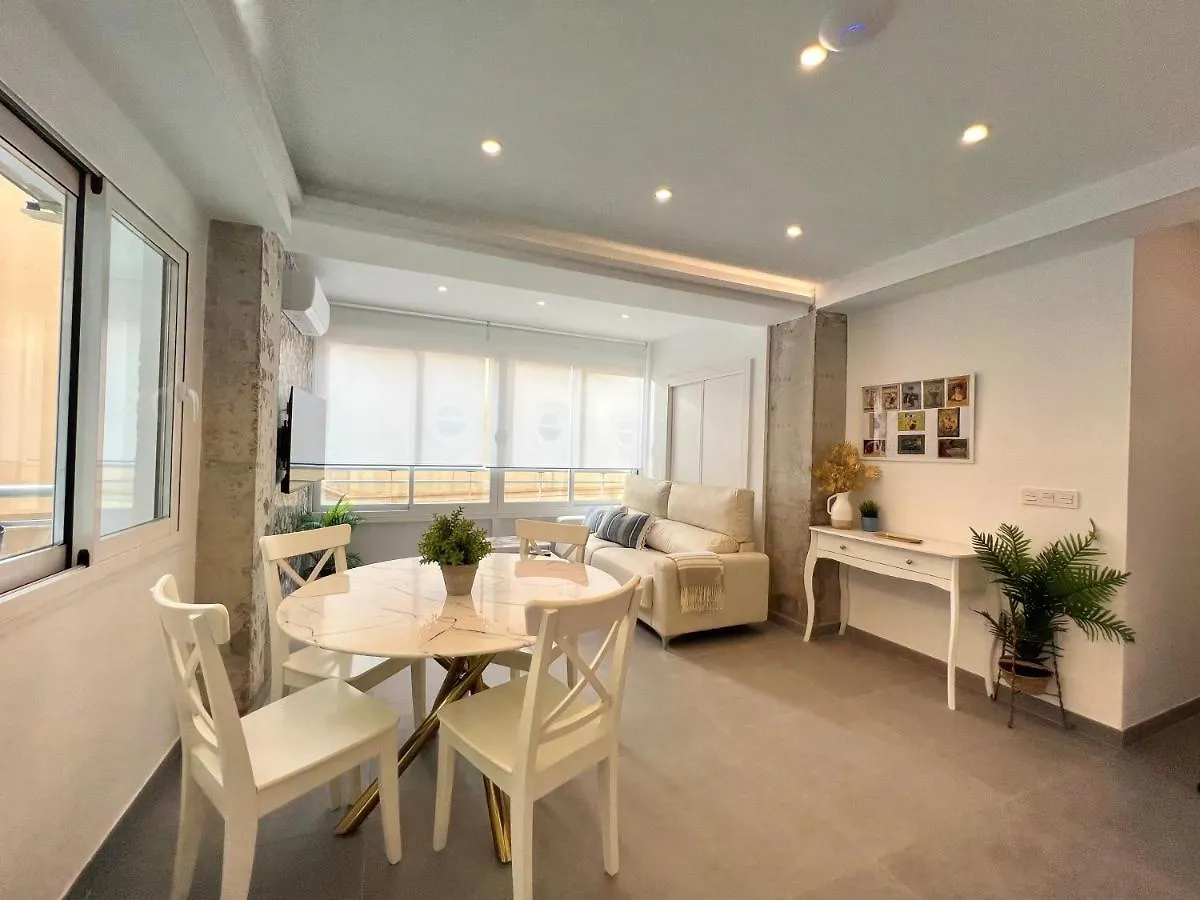 Malagueta Beach III & Terrace By Ele Apartments مالقة